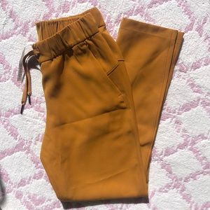 lululemon women’s gold on the fly mid rise travel woven pant